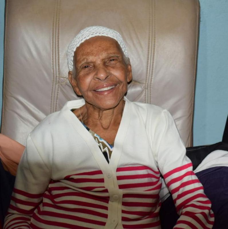 Dona Nenega sendo homenageada ao lado do seu filho Sr. Adilson( Marujada Vila Paciência; Marujo Santo Expedito/ Santa Efigênia e Grupo Batuque Barro Preto) na festa do Reinado de 2018.