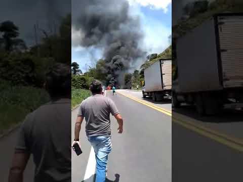 Carreta pega fogo no acostamento na vila São Geraldo em Nova Era