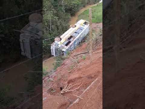 Ônibus escolar cai em Ribanceira nos Leandros, em Antônio Dias (MG).