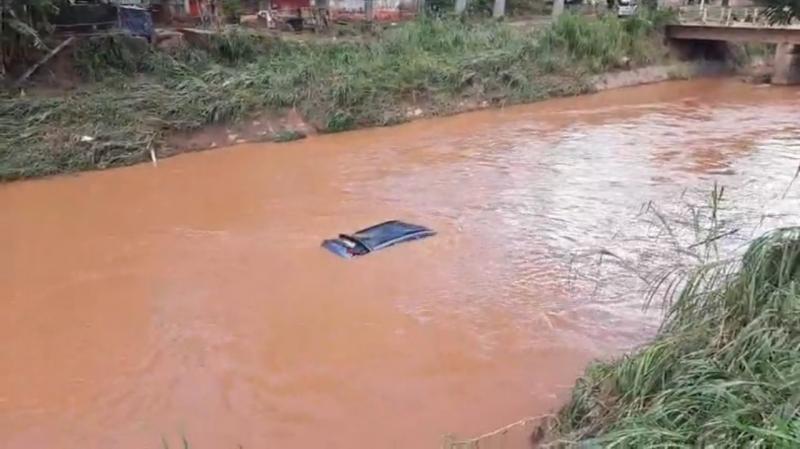 Força da enchente em Santa Maria de Itabira arrasta carro