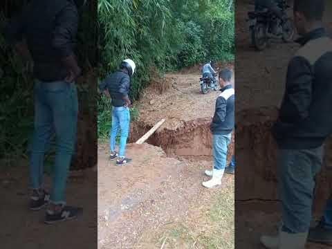 Motociclista atravessa sobre tábua em Santa Maria de Itabira, apos as chuvas de 01/01/2022